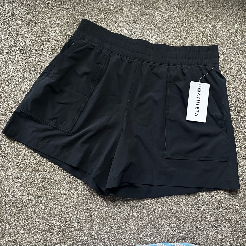 NWT Athleta Wayfind Shorts - Black - Large